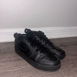 Black Nike BOYS COURT BOROUGH 2 LOW TOP SNEAKER size 6Y